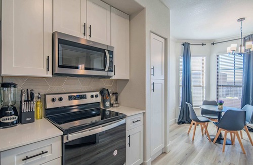 Glendale Sports and Entertainment District Apartment | 3Min To Stadium w/Balcony Pool Gym Parking W/D