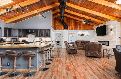 Coarsegold House | 4,000 SF Gated 20-Acre Luxe Estate – Game Studio, Panoramic Views, Pool, Hot Tub
