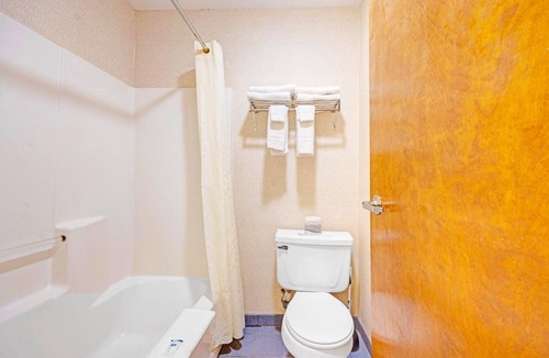 Stevenson Hotel | 4 Affordable Units Perfect for Gorge Explorers | Bridge of the Gods - 4.4 miles