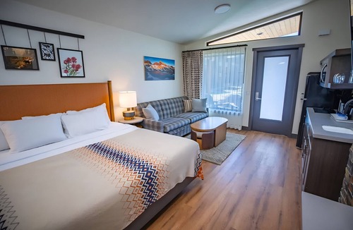 Mammoth Lakes Hotel | 4 Alpine Cabins w/Free Parking, Steps from Adventure & Mammoth Ski Shuttle Stop