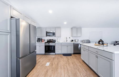 Holiday Shores House | 4 BDR 2 mins from the River- Sleeps 12