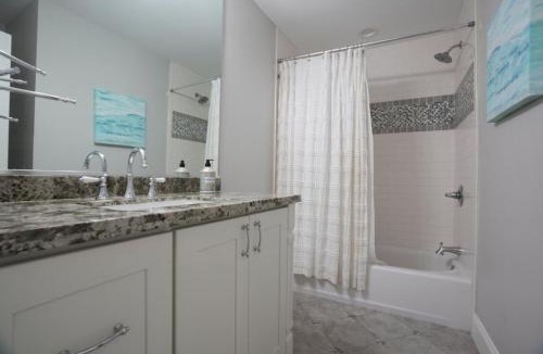 Orange House | 4 bedroom, 3 bathrooms Pool Home