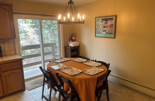 Round Hill Village House | 4 bedrooms , 2 king size mattresses & 4 queen mattresses 3.5 bathrooms 4 parking