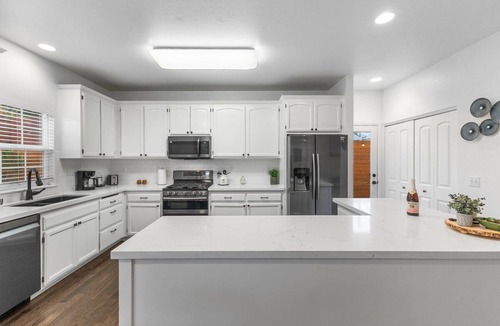 Santa Rosa House | 4 BR with pool & movie room Near Downtown, SMART Train & Hospitals