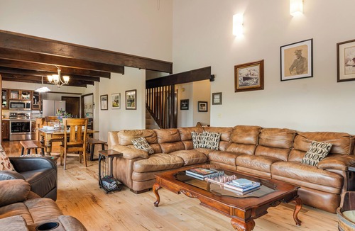 McMinnville House | 4 BRD Retreat | Dog Friendly | Hot Tub | Pool Table | Fire Pit
