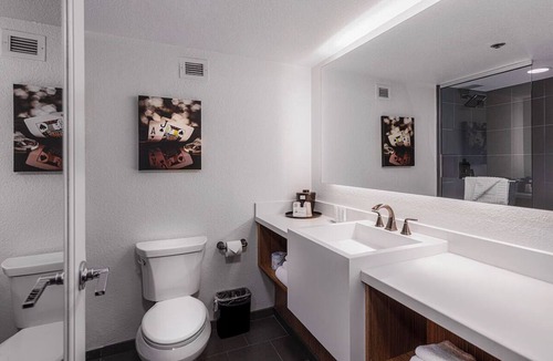 Downtown Las Vegas Hotel | 4 Deluxe Two Queen Rooms at The D Las Vegas
