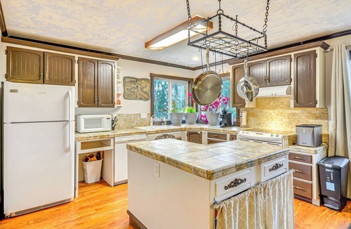 Sandy Apartment | 4 Mi to Sandy, Oregon: Studio w/Mtn View