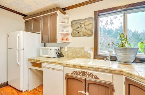 Sandy Apartment | 4 Mi to Sandy, Oregon: Studio w/Mtn View