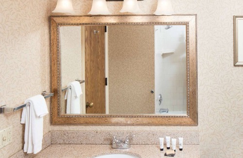 Downtown Hotel | 4 Spacious Rooms w/2 Queen Beds , Pool, & Convenient Parking Near the Coast