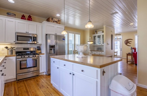 Lincoln Beach Cottage | 4-Stories of pure Fun, HotTub, Bikes, Master wKing