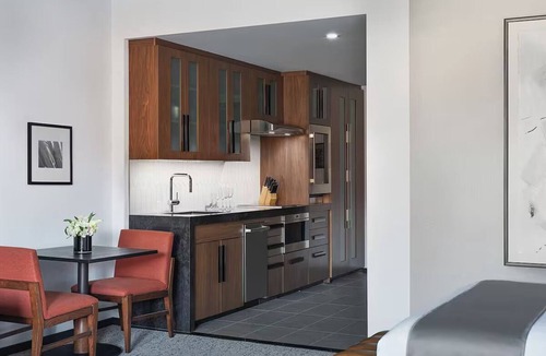 Ivins Hotel | 4 Vibrant Rooms w/Kitchen Ideal for Family Escapes Near Pioneer Park - 6.5 mi