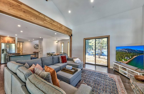 Tahoe Paradise House | 4BR-3BA Mountain Modern, Hot Tub, hiking trail access, close to river.