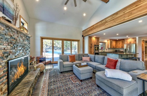 Tahoe Paradise House | 4BR-3BA Mountain Modern, Hot Tub, hiking trail access, close to river.