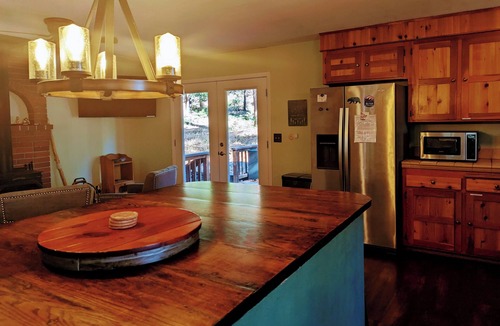 Mount Shasta House | 4BR Cabin in the Woods on 2.5 acres