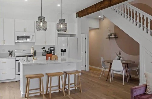Little Italy House | 4BR (Sleeps 10!)Heart of Little Italy: Walk to Dining & Fun!