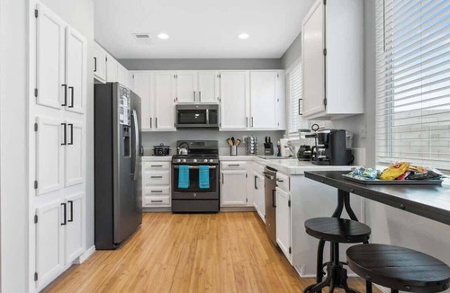 Foothills House | 4BR Vegas Home w/NEW Pool & Spa! Oasis of Luxury