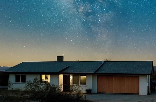 Joshua Tree House | 5-acre Desert Views Stargazing Hot Tub Hammock Games BBQ Sport Court