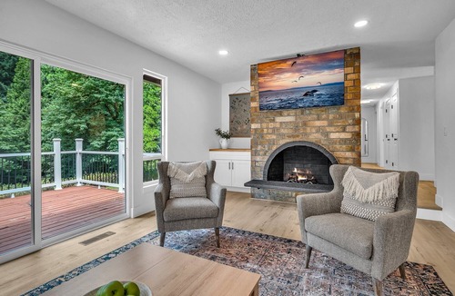 Boring House | 5-bedroom 8-bed house in Boring Oregon, WiFi, AC, Hot tub