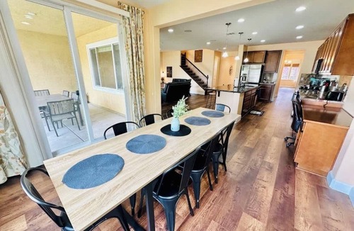 Reno House | 5 Bedrooms | 3-car garage | Sleeps 21