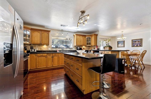 Tahoe Island House | 5 Bedrooms Sleeping 10 with Hot Tub - Great Location, 917T~