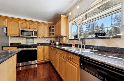 Tahoe Island House | 5 Bedrooms Sleeping 10 with Hot Tub - Great Location, 917T~