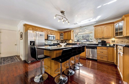 Tahoe Island House | 5 Bedrooms Sleeping 10 with Hot Tub - Great Location, 917T~