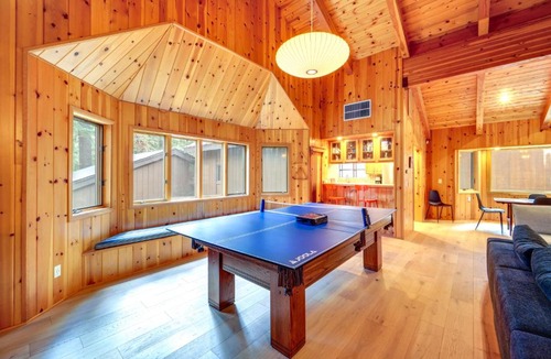 Truckee House | 5 Mi to Donner Lake: Cabin w/Deck + Pool Access!