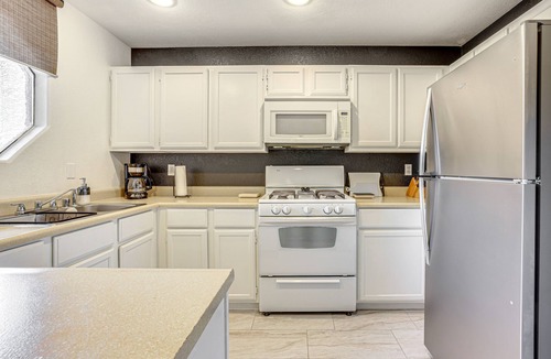 Spring Valley Condo | 5 Mi to Las Vegas Strip: Condo w/Community Perks!