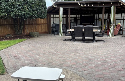 Eugene House | 5 Miles from Hayward field