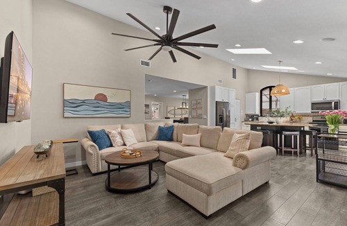 Point Loma Heights House | 5 min to beach, fire pit and hot tub