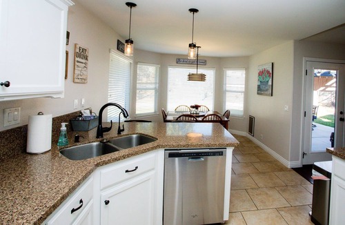 Paso Robles House | 5 Star reviews! Game Room -Pool table-darts-corn hole-Bocce Ball - Fire Table