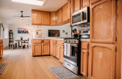 Mariposa House | 50 miles to Yosemite - The Granite Retreat 4-bedroom house with WiFi, AC