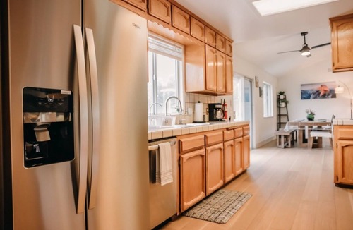 Mariposa House | 50 miles to Yosemite - The Granite Retreat 4-bedroom house with WiFi, AC