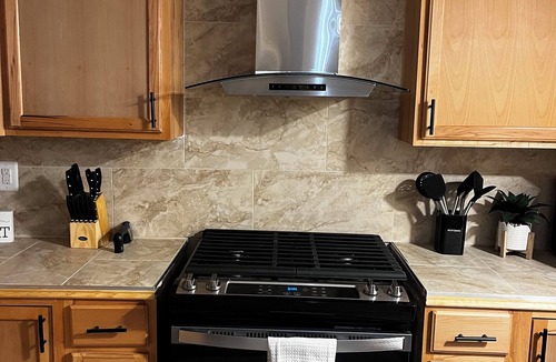 Roosevelt House | 5BR Home Close Nat’l Parks & Downtown Fresno +Large Private Parking