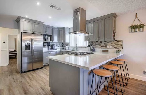 Paradise House | 5BR Vegas Getaway Pool Games BBQ Close to Strip & Airport Karaoke & Arcade