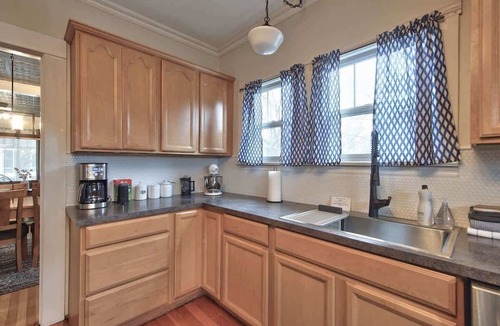 McMinnville House | 5th St Bungalow - Historic Charm Near 3rd St