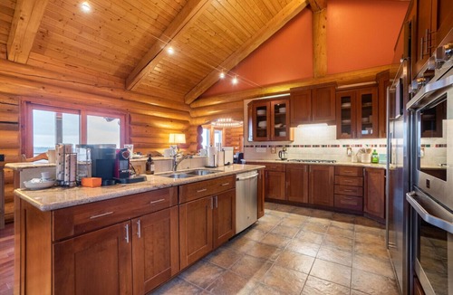 Volcano Villa | 6 Bedroom, 4.5 Bath, Hot Tub, 104 Acres, Pet Friendly, Panoramic Views, Weddings!