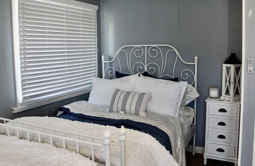 Townsite Cottage | 6 Blocks to the Beach, 10 min walk downtown, beaches, and more!