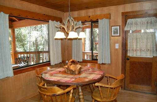 North Wawona Cabin | 69 m² Cabin ∙ 2 bedrooms ∙ 6 guests