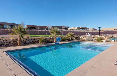 St. George House | 6BR Sleeps 18 - Pool, Gym, Pizza Oven & Courts