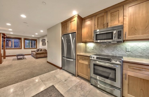 Tahoe Island House | 7 bedrooms, 5.5 baths, jacuzzi, full-size bar, 4 miles to casinos, Heavenly ski