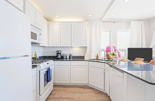Cayucos House | 7 Bungalows | Steps to Pier + Beach | Ocean Views, Outdoor Bar, Firepit, Lounge