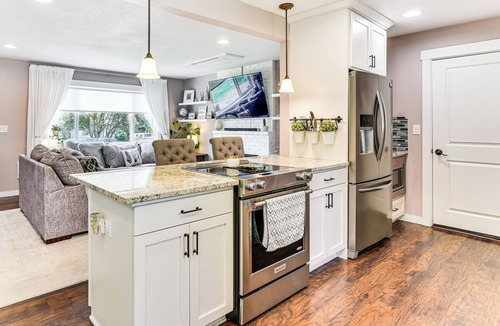 Ellsworth House | 7 Mi to Vancouver Waterfront: Sleek Home w/Yard!