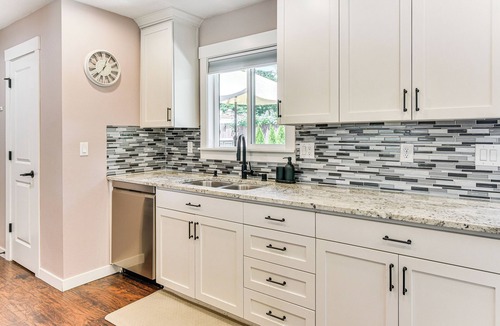 Ellsworth House | 7 Mi to Vancouver Waterfront: Sleek Home w/Yard!