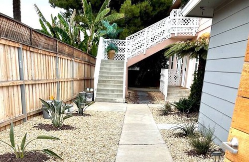 Mid-City Apartment | #7 Modern Apartment - 10min to downtown - Sleeps 4