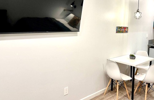 Mid-City Apartment | #7 Modern Apartment - 10min to downtown - Sleeps 4