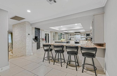 Foothills House | 7000 Sq ft Upscale 5BR Villa | Pool, Spa, Gym