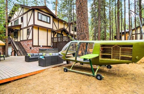 Summit Estates Cabin | 7bd cabin-hot tub-game room-play area-tiki bar
