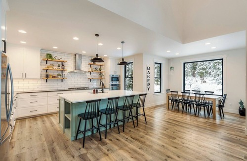 Deer Park House | 7BR Home, Towering Windows, Hot tub, SHARC passes