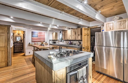 Tahoe Paradise Cabin | 8 Mi to Heavenly Mtn Resort! Hot Tub Hideaway